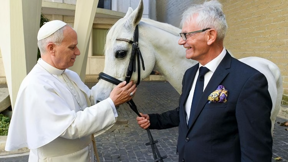 El Papa León XIV recibe un regalo épico: ¡Un caballo pura sangre árabe!