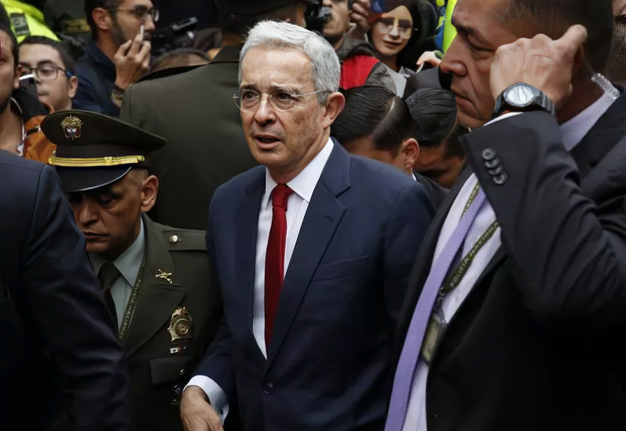 ¡Sorpresa en Colombia! Tribunal revoca condena contra Álvaro Uribe