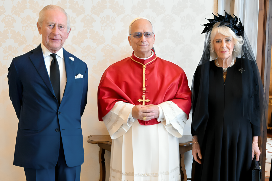 ¡Momento épico para las iglesias! Los reyes británicos rezan junto al Papa