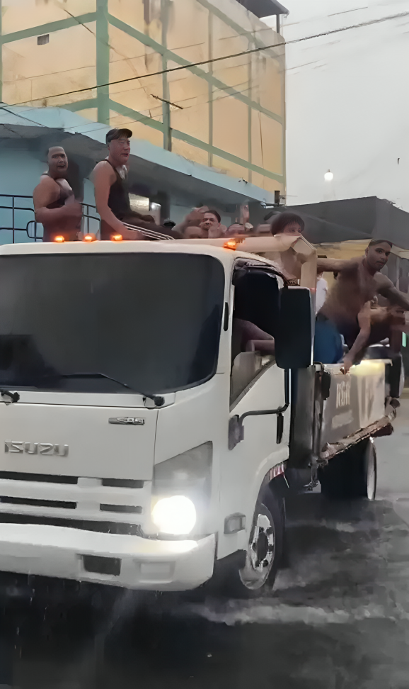 "Caravanas y Teteos": Ciudadanos desafían la tormenta Melissa en Villa Consuelo y Villa Juana
