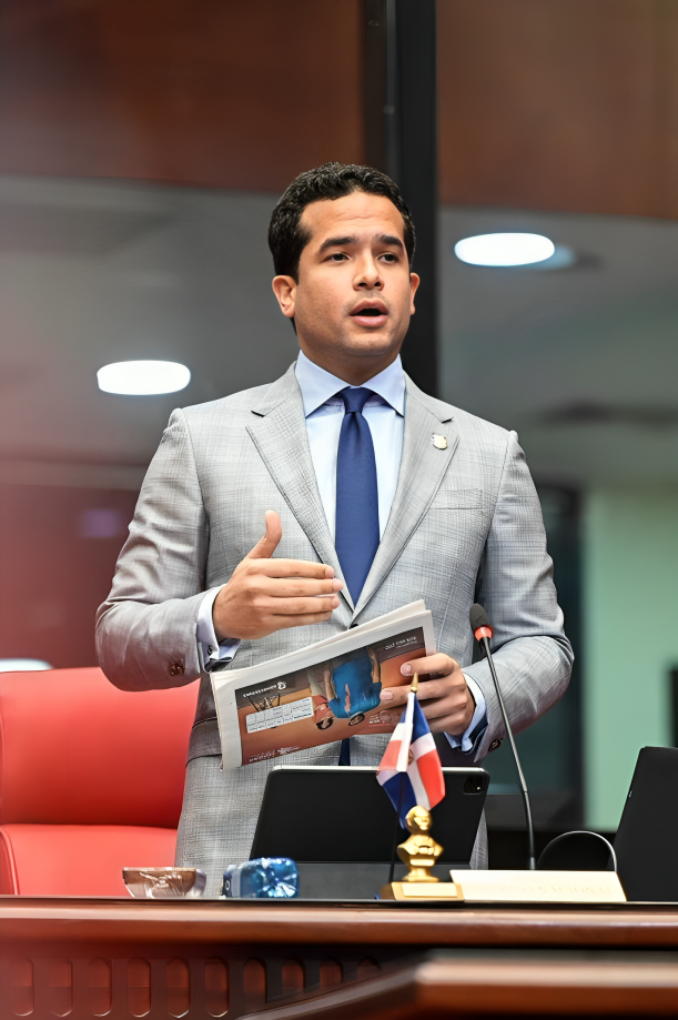 Omar Fernández exige liberación de impuestos para sueldos hasta RD$52,000
