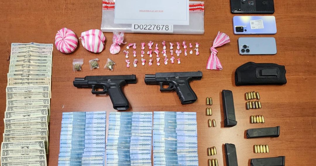 Arrestan a presunto microtraficante en Santiago con drogas y armas