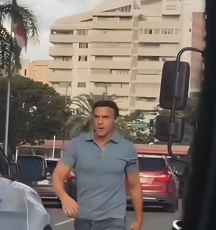 Se volvió loco en el tráfico: Graban a hombre golpeando una persona dentro de un carro