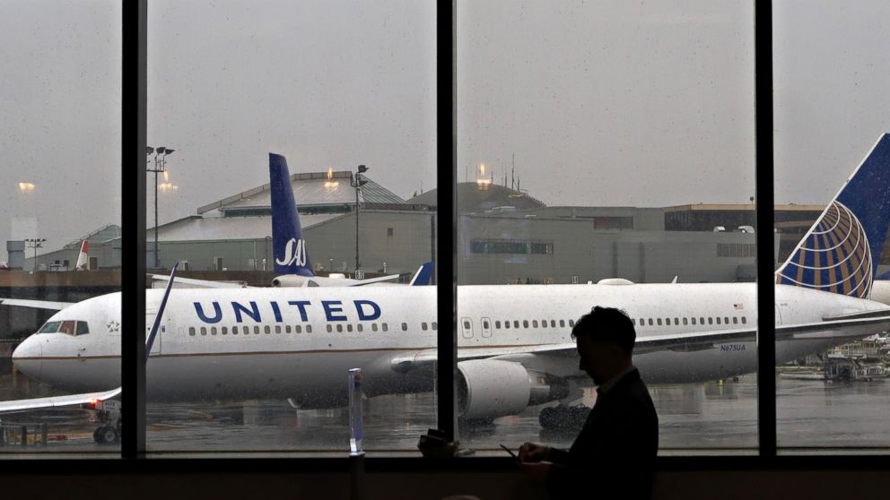 Más de 800 vuelos cancelados en EE.UU. por reducción del tráfico aéreo tras cierre federal