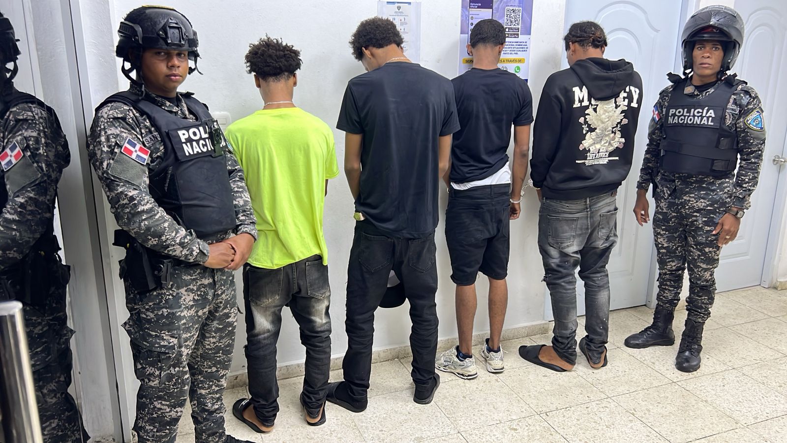 Detienen a varias personas durante operativos policiales en SDN y Monte Plata