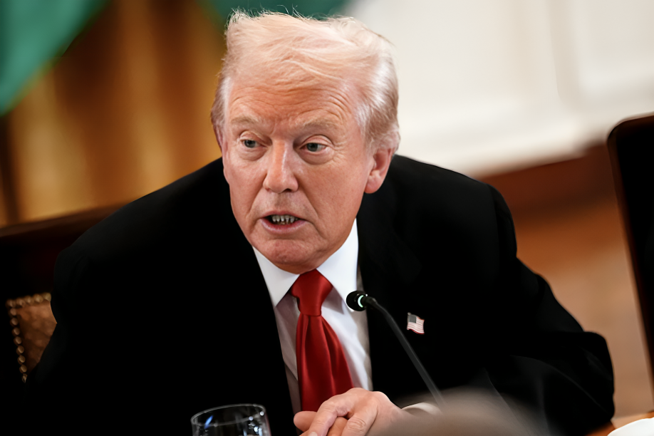 Donald Trump exige que revelen “todas las conexiones” de Clinton con Epstein