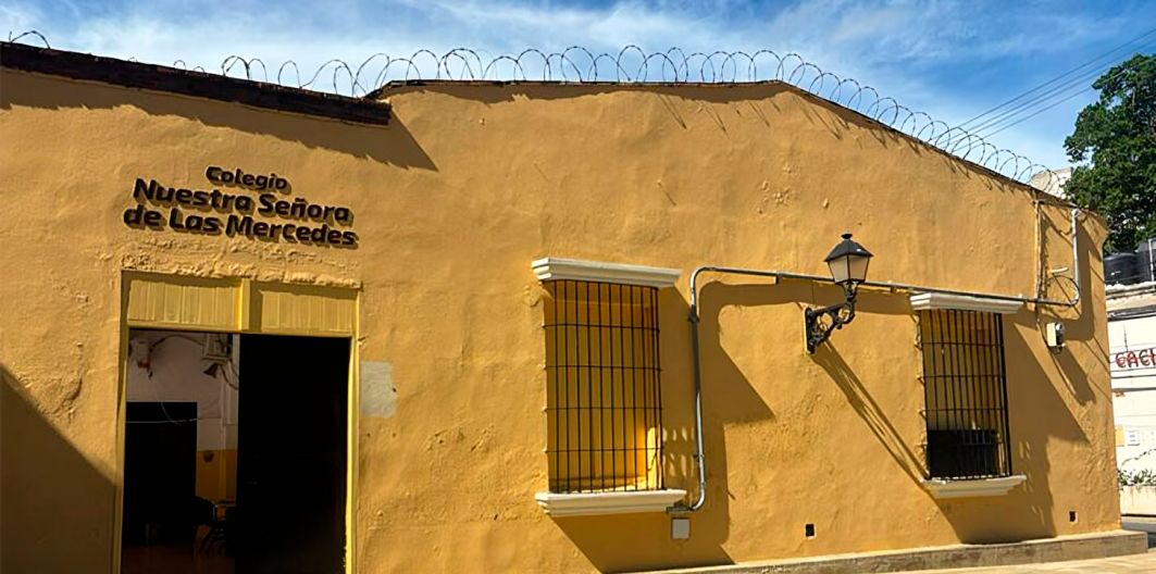Escena de horror: Trabajador aparece sin vida en la biblioteca escolar