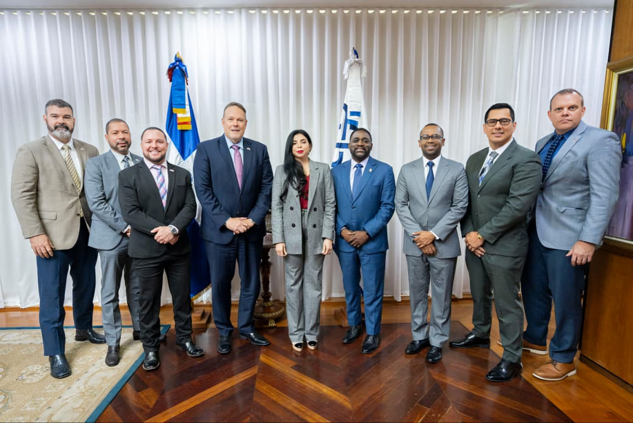 La DEA llega de visita a la oficina de Yeni Berenice Reynoso