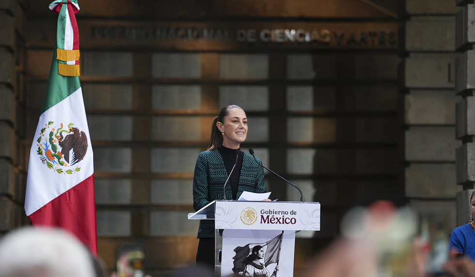 Arrestan a un hombre que tocó e intentó besar a la presidenta de México