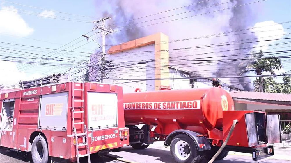 ¡Fuego en Santiago! Incendio arrasa almacén de tiendas de computadoras