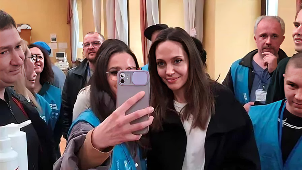 La estrella Angelina Jolie llega a Jersón para ayudar en hospitales