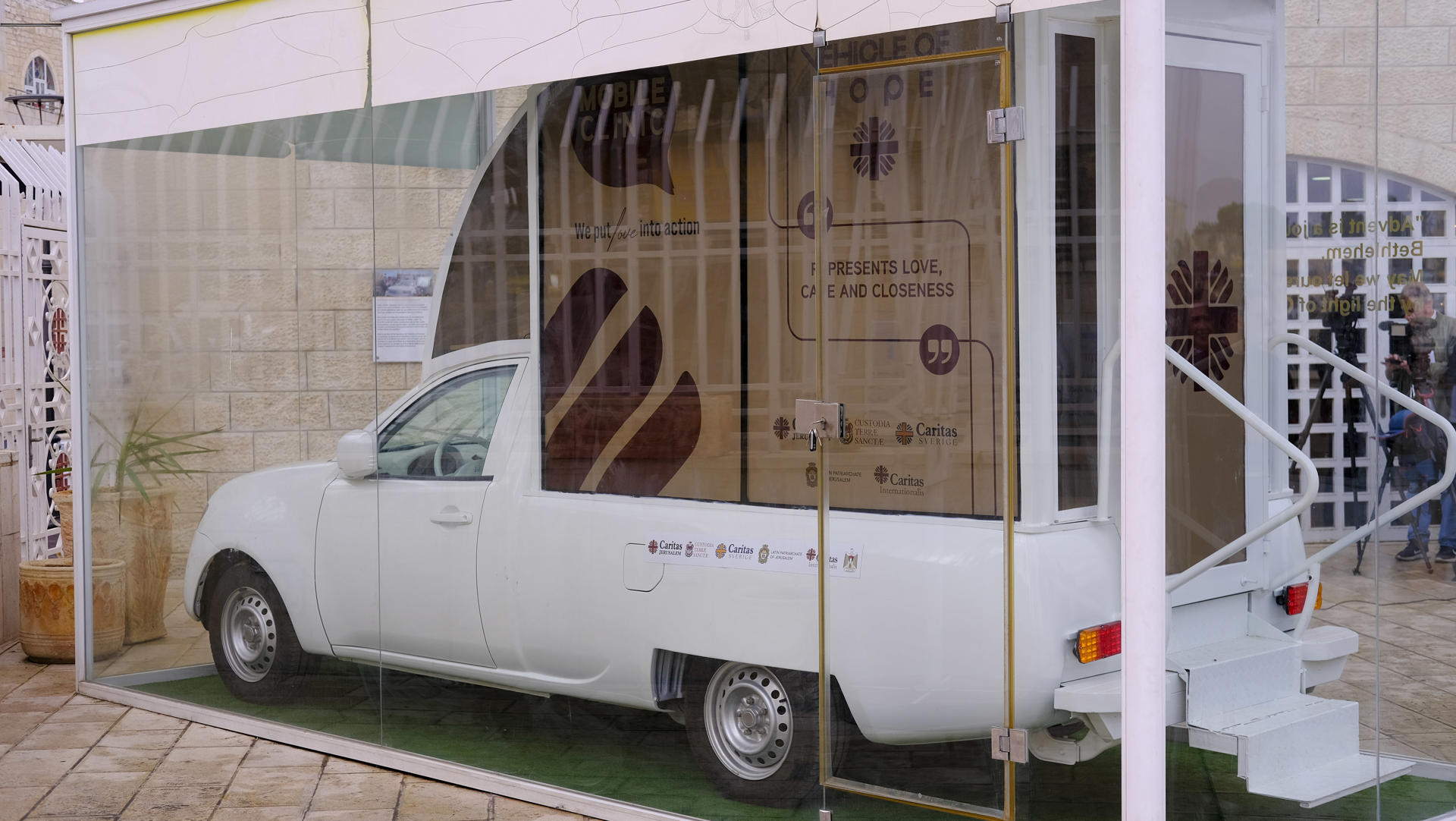 Papamóvil de Francisco llega a Belén convertido en clínica y espera permiso de Israel para entrar en Gaza