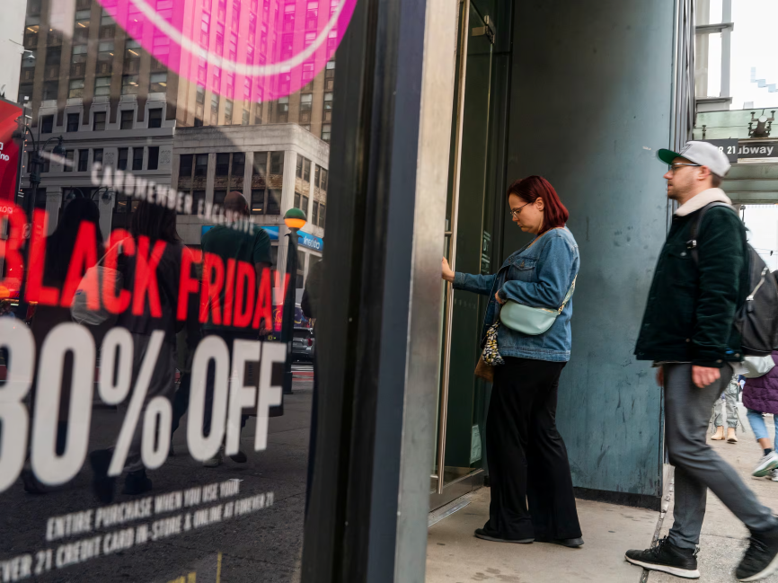 Hoy se compra ¡sí o sí!: La calle está full de gente gastando su money por el Black Friday