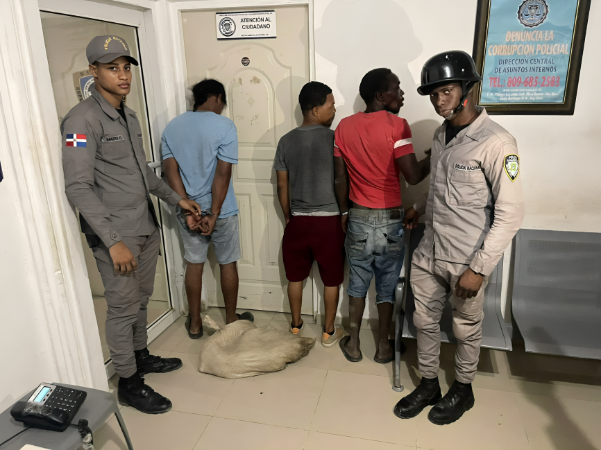 Operativo sorpresa: Policía detiene a varios hombres con drogas en "La Victoria"