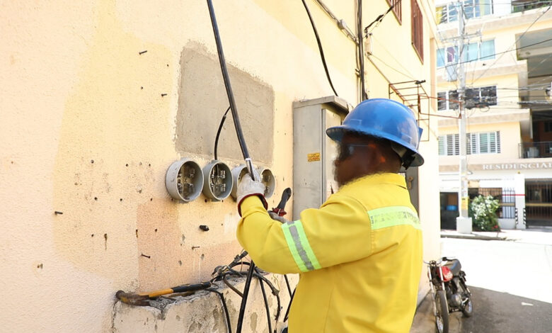 Edeeste llama a denunciar a brigadas contratistas que cobren por brindar servicios eléctricos