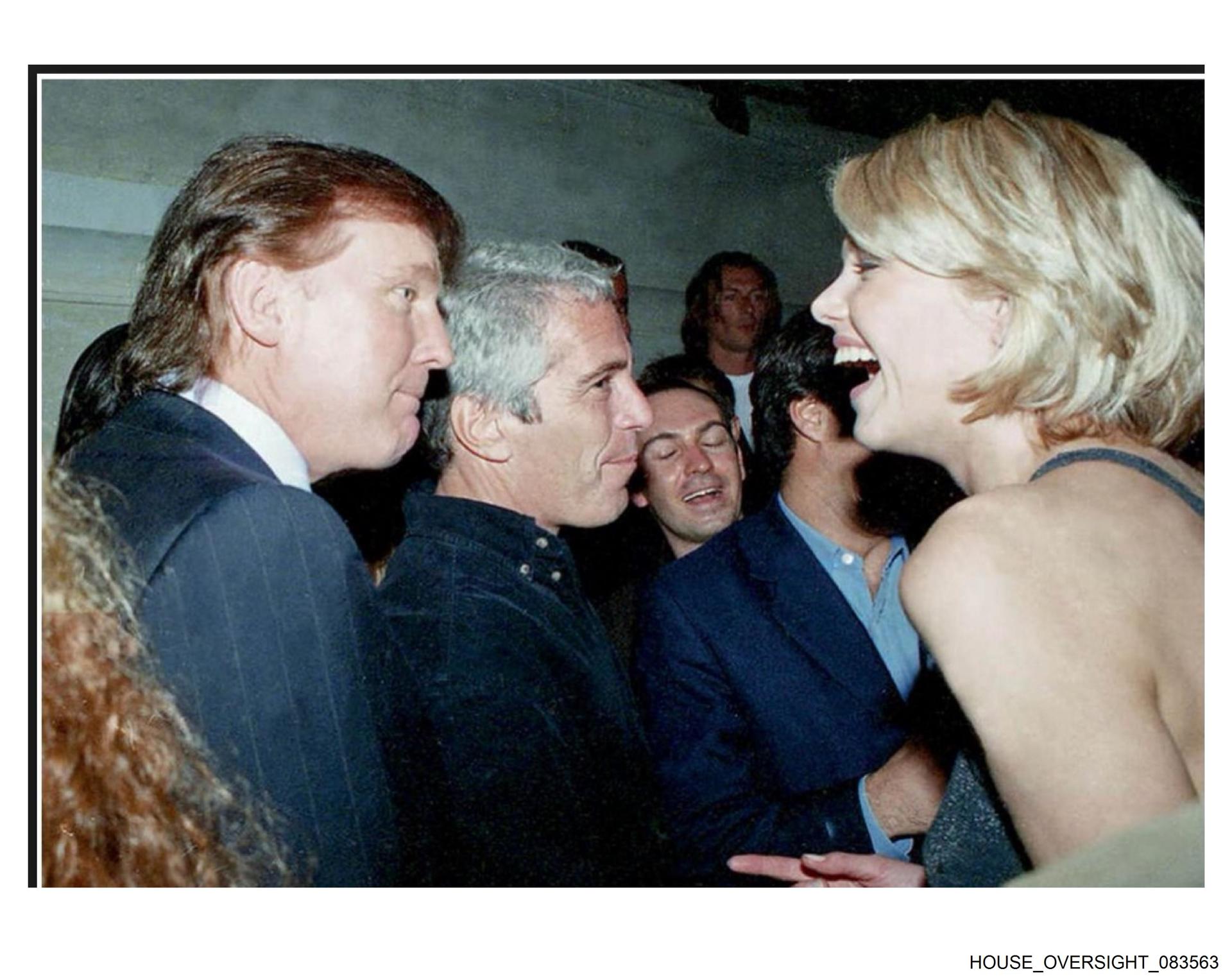 La Casa Blanca acusa a los demócratas de intentar “crear falsa narrativa” con fotos de Trump y Epstein