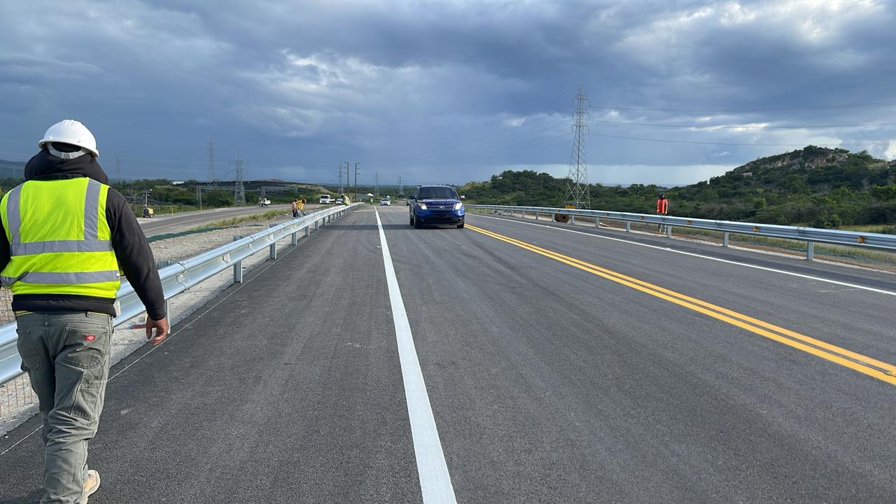 Obras Públicas repara grieta en la Circunvalación de Baní tras daños provocados por las lluvias