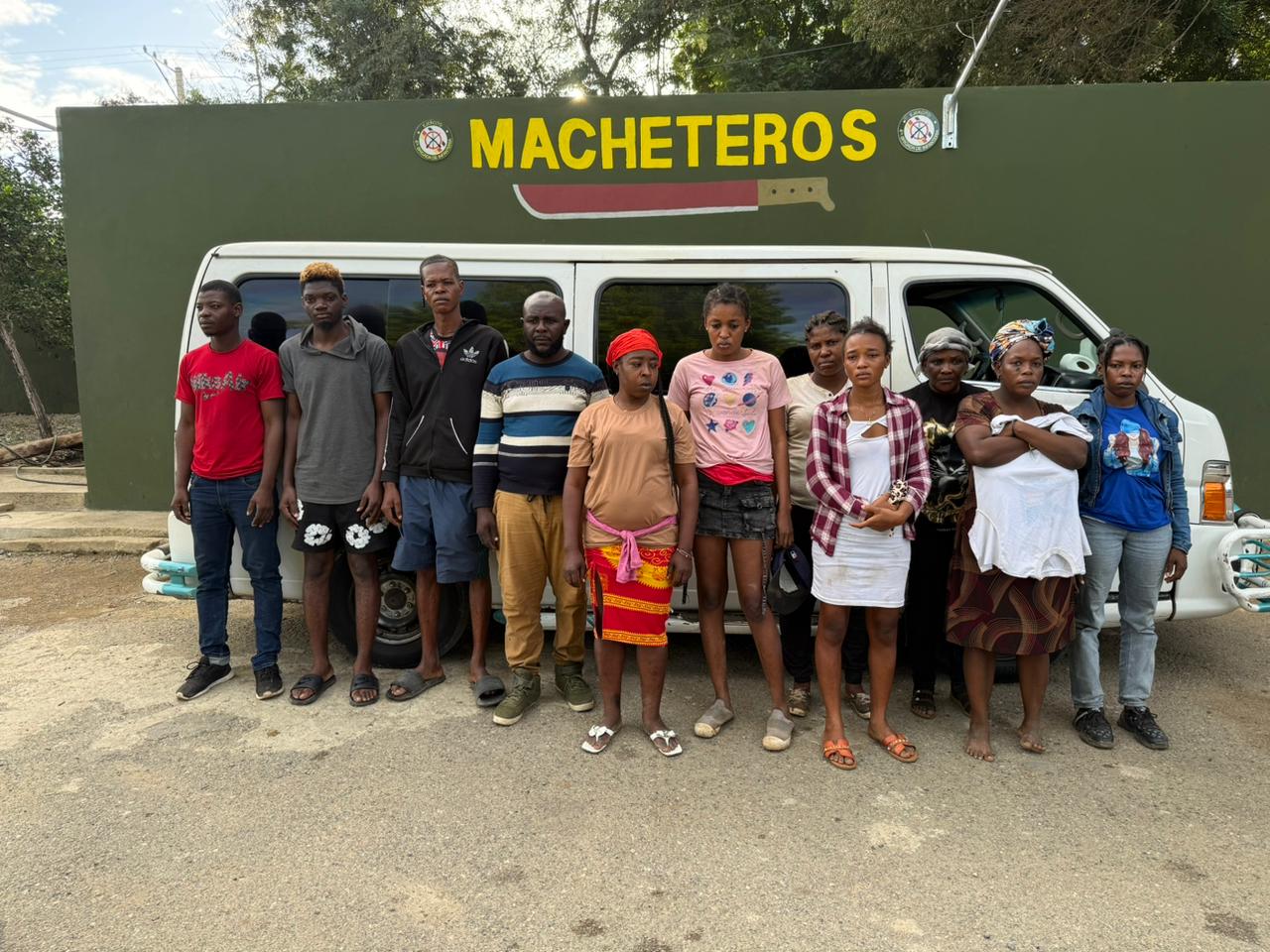 ERD detiene a 13 haitianos indocumentados en un minibús en Valverde