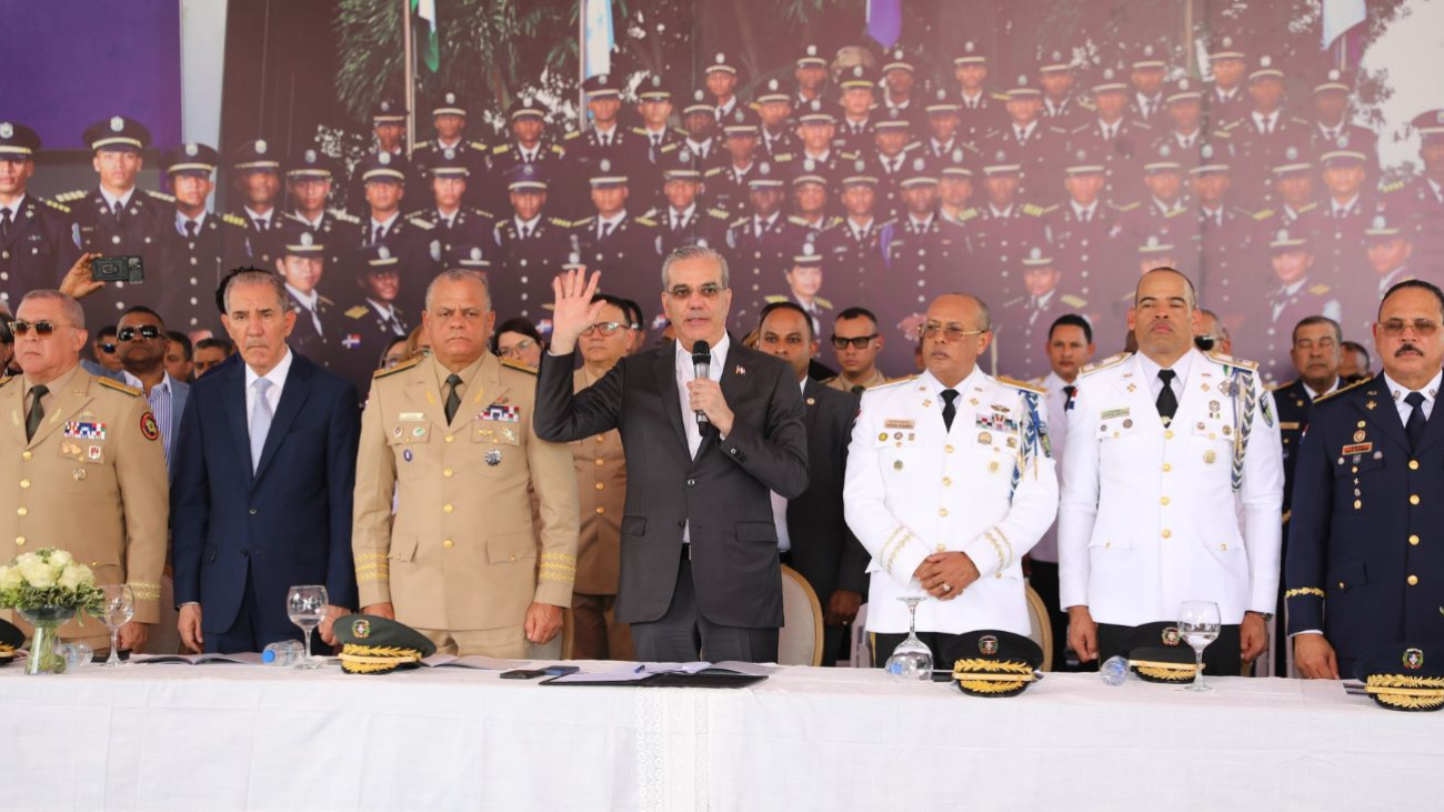 Abinader encabeza la XLIII graduación de 64 nuevos cadetes de la Policía Nacional