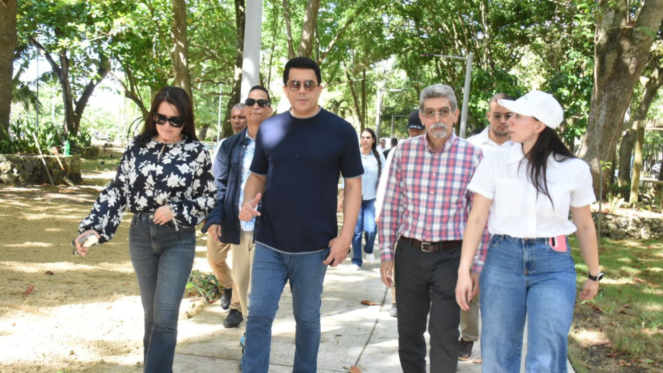 Ministro de Turismo supervisa la reconstrucción del Parque Nacional Submarino La Caleta