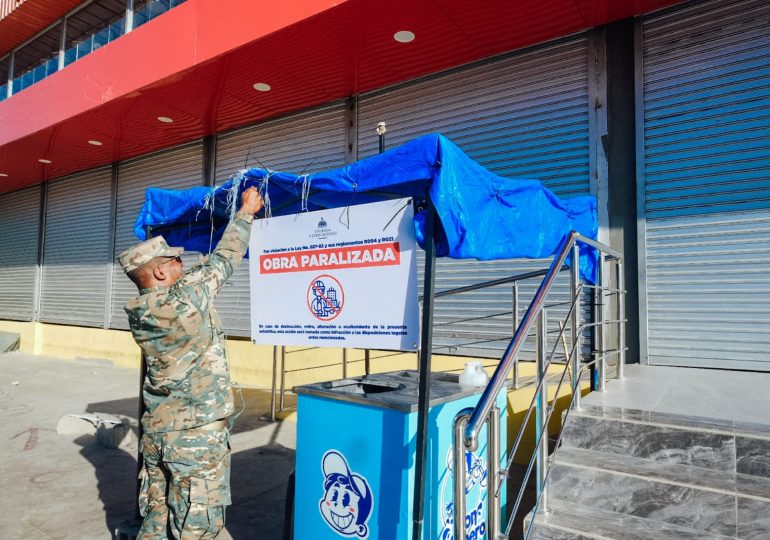 Mived paraliza operaciones de varias plazas comerciales en Santiago