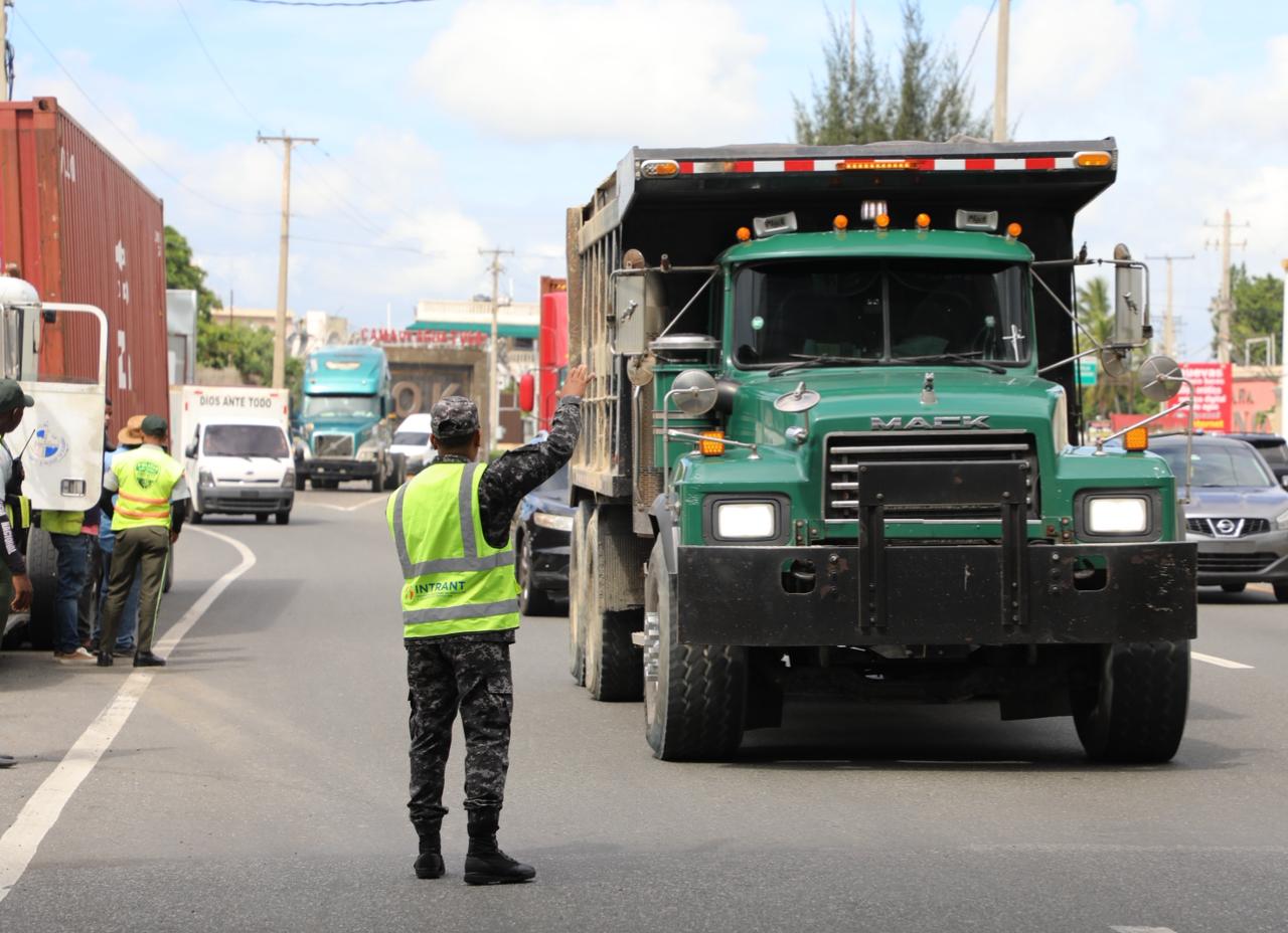 Intrant aplicará restricciones a vehículos de carga durante feriados de Navidad y Año Nuevo