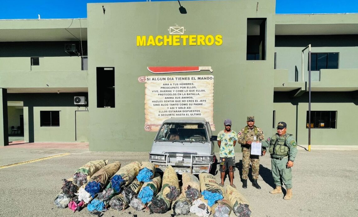 Ejército detiene minibús con cargamento ilegal de carbón vegetal en Montecristi
