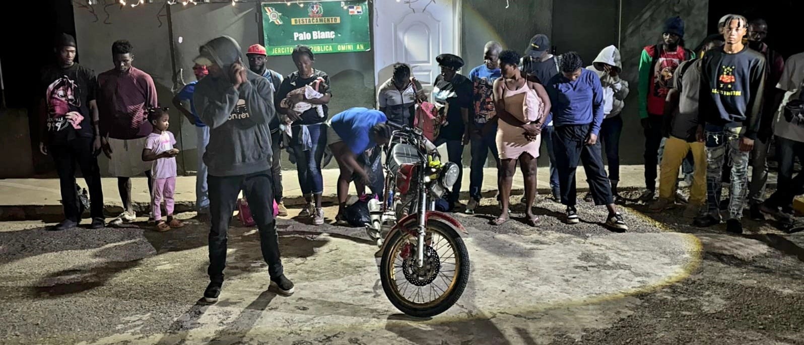 ERD detiene a un motociclista que guiaba a 22 haitianos indocumentados en Dajabón