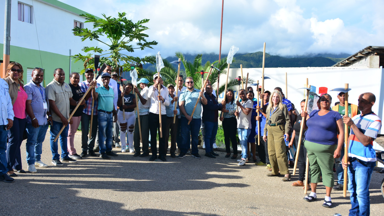 FEDA entrega 120,000 plántulas de café a productores de Azua y San Juan