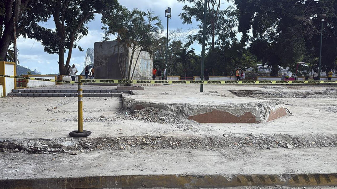 Derriban monumento chino en el Canal de Panamá en medio de amenazas de Trump