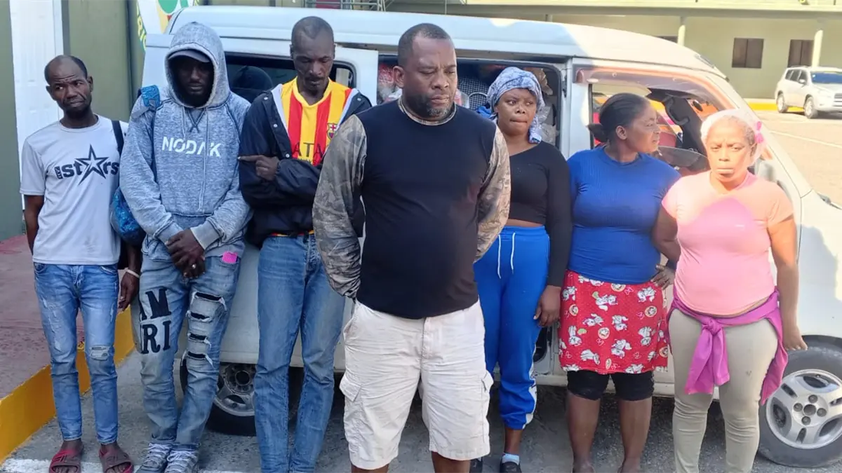 Detienen a un dominicano que transportaba a haitianos camuflados entre mercancías en San Juan