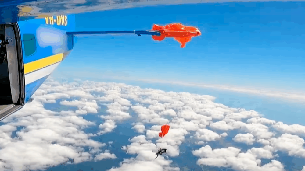 ¡De película! Paracaidista queda enganchado de la cola de avión… y sale vivo