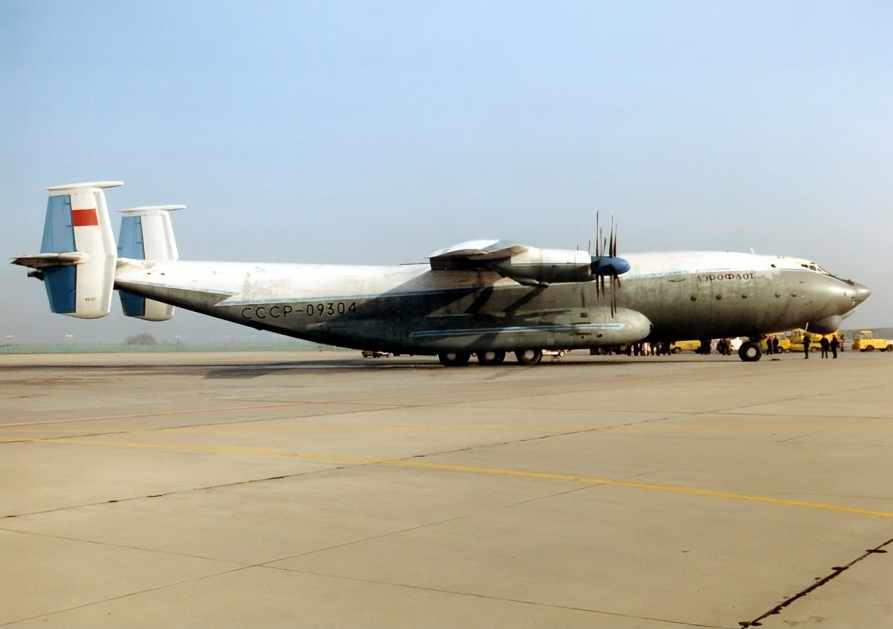 Tragedia en Rusia: Avión militar se desploma y mueren 7 personas