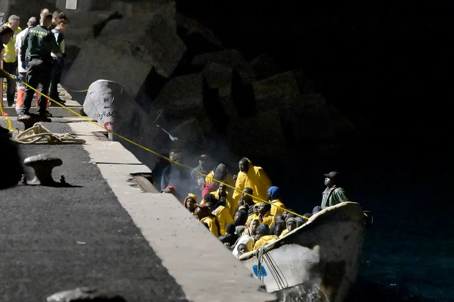 Drama en el mar: 270 migrantes rescatados cerca de la isla española