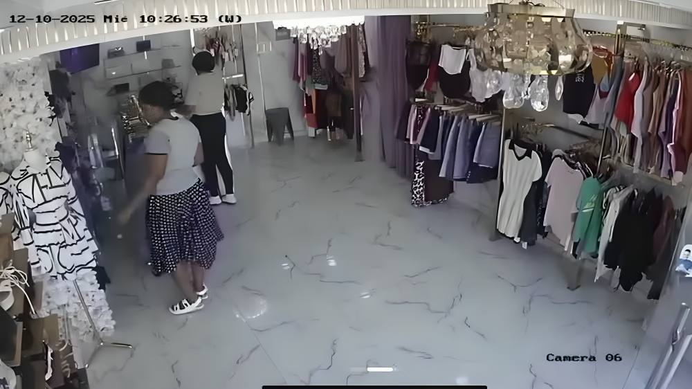 Con falda ancha y astucia: Se roban más de 50 pantalones de boutique