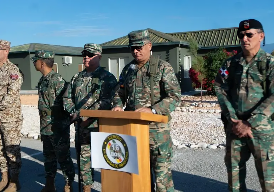 Ministro de Defensa lleva espíritu navideño de Abinader a la frontera