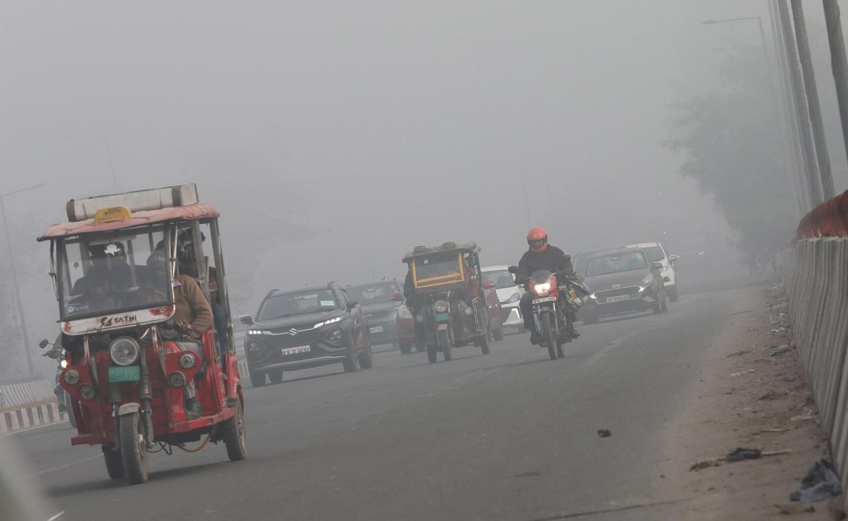 Más de 100 vuelos cancelados en Nueva Delhi por baja visibilidad en medio de un pico de contaminación