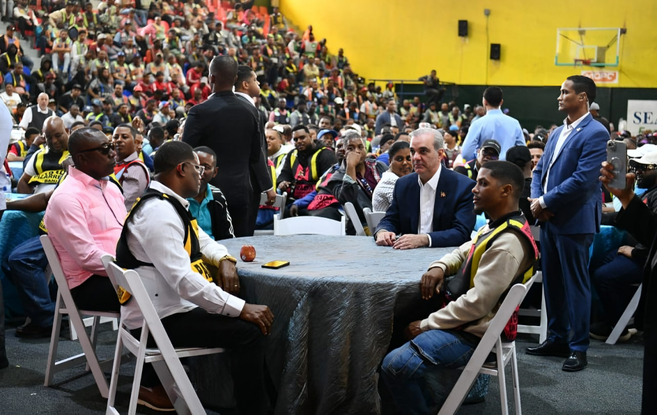 Luis Abinader comparte y almuerza con motoconchistas