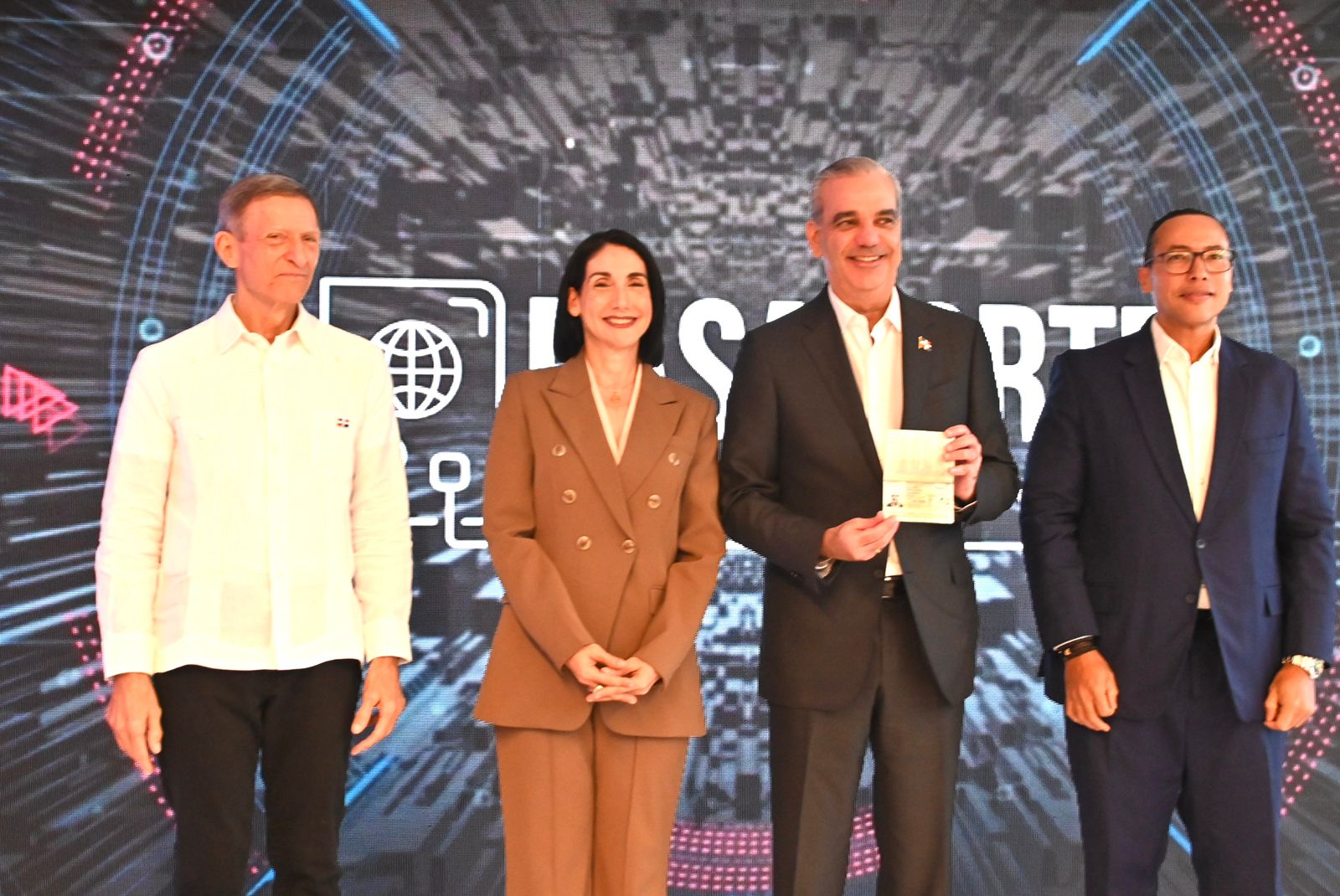 Presidente Abinader recibe el primer pasaporte electrónico dominicano