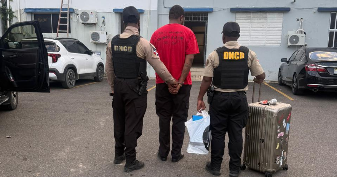 Arrestan a un extranjero en aeropuerto de Puerto Plata con siete paquetes de presunta marihuana