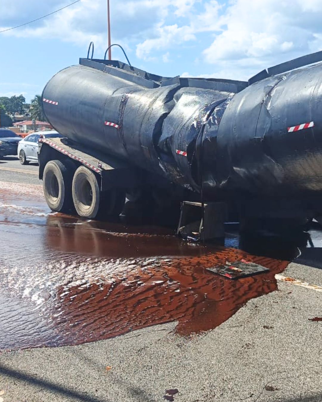 Camión cargado de melaza se parte en dos en San Pedro de Macorís