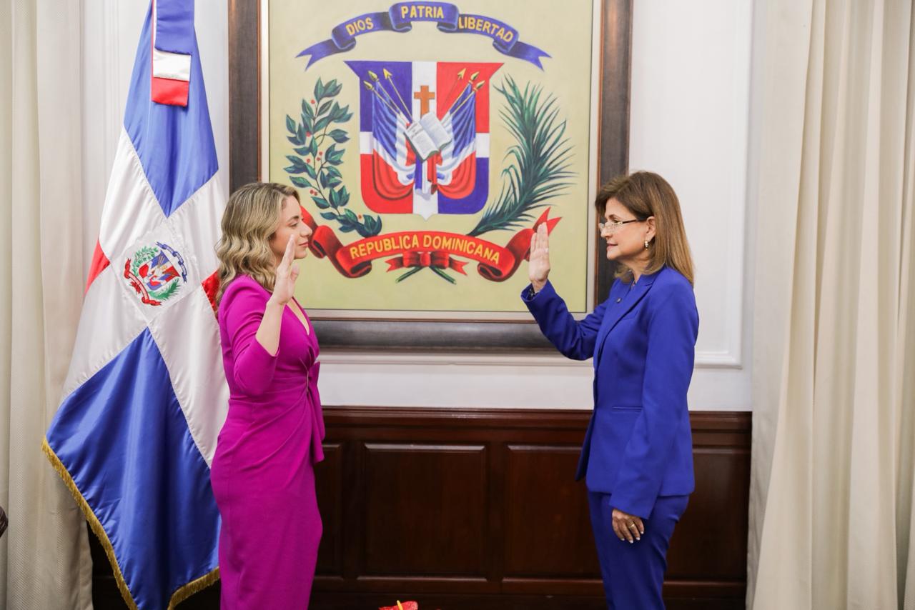 Raquel Peña posesiona a Gloria Reyes en el Ministerio de la Mujer
