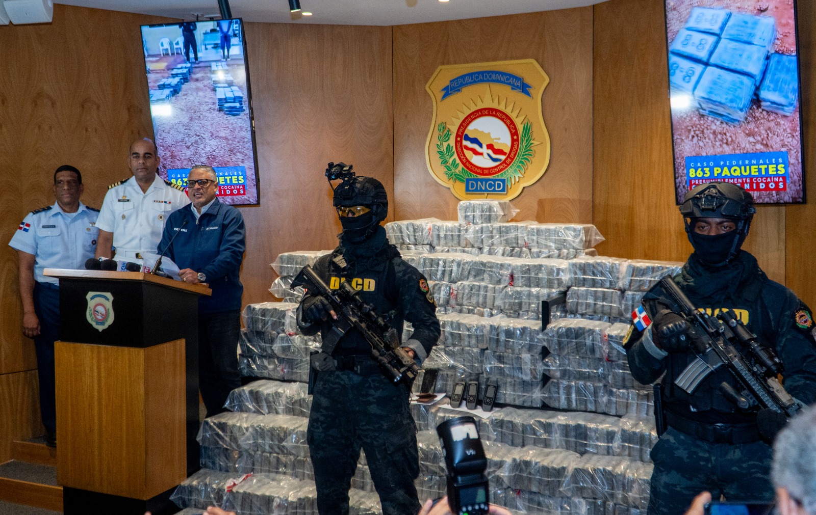 DNCD ocupa 863 paquetes de presunta cocaína tras persecución en costas de Pedernales