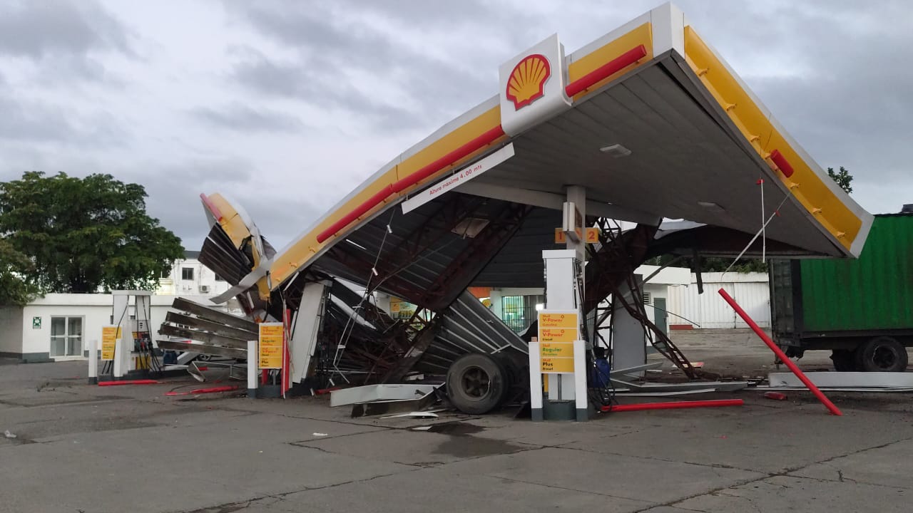 Patana choca contra una estación de combustibles en Santiago