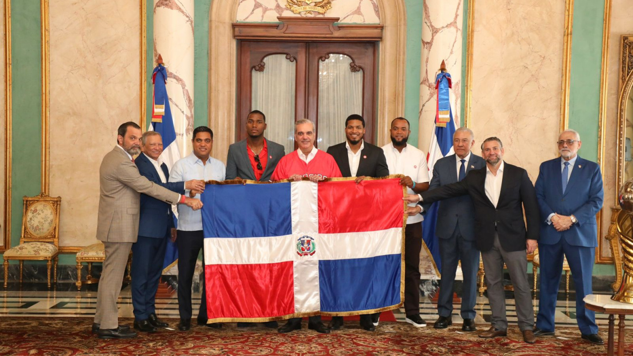 Abinader entrega la bandera dominicana a los Leones del Escogido rumbo a la Serie del Caribe 2026