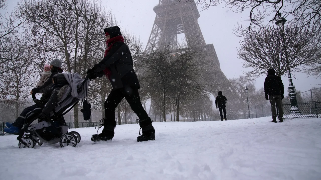 Intensas nevadas colapsan media Europa con cancelaciones de vuelos y atascos kilométricos
