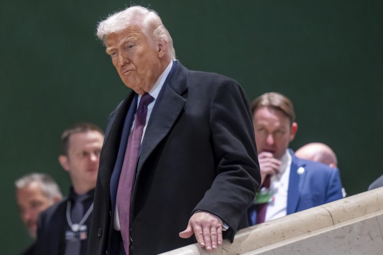 Trump demanda a JPMorgan por 5,000 millones de dólares por supuesta exclusión bancaria