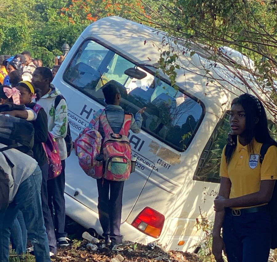 Accidente en la carretera de Yamasá deja varios estudiantes heridos
