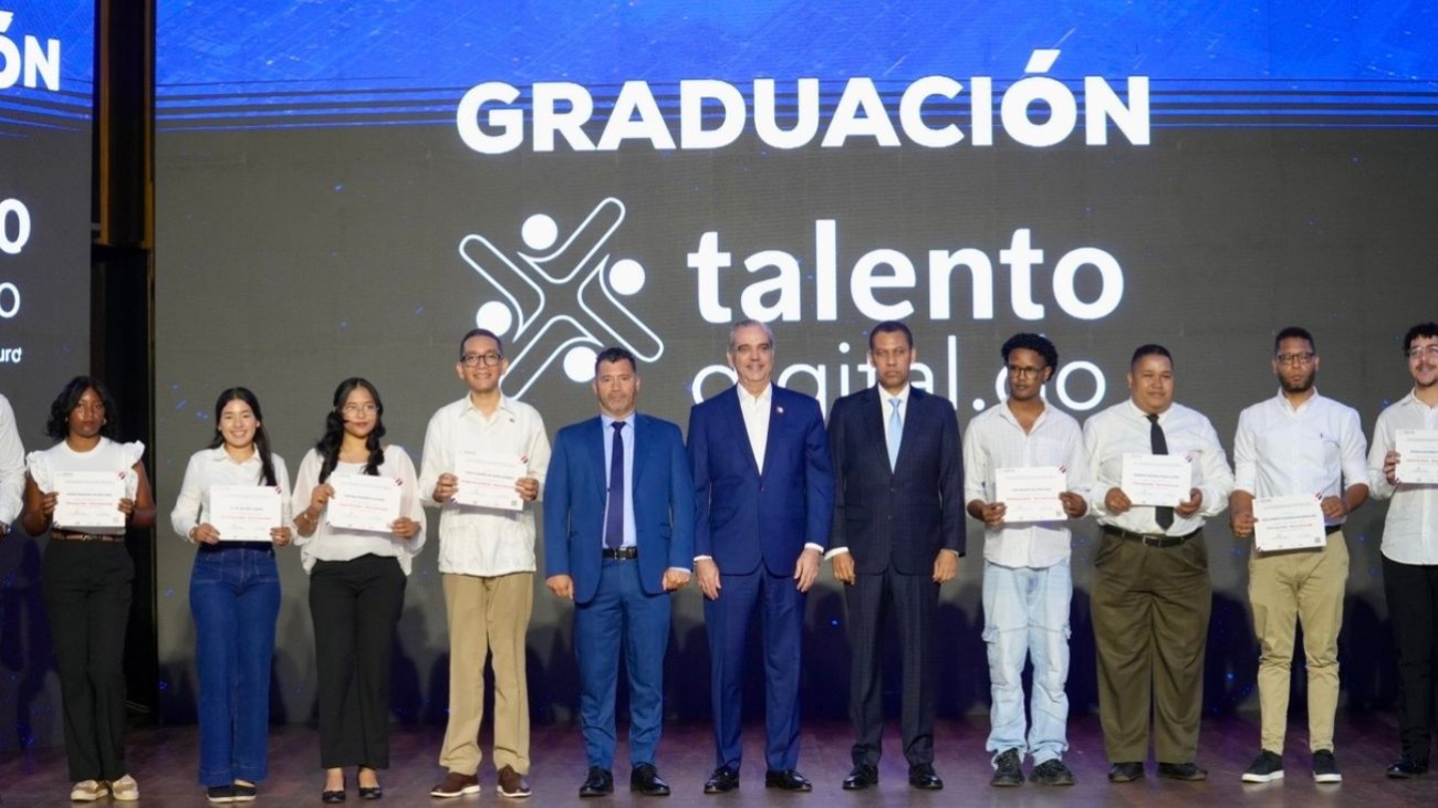 Abinader encabeza graduación de 5,000 jóvenes del programa Talento Digital