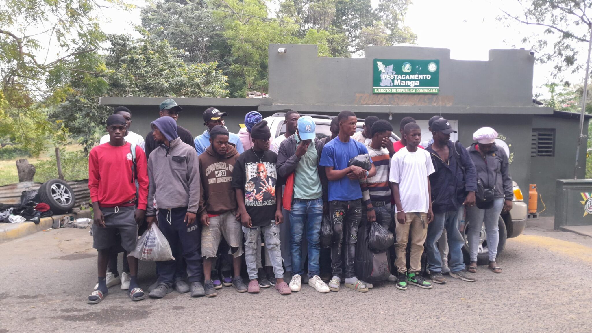 Interceptan camioneta con 19 haitianos indocumentados en Guayubín